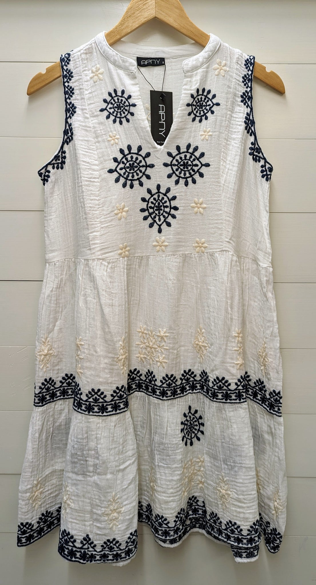 Sleeveless Dress W/Embroidered Detail-White Multi