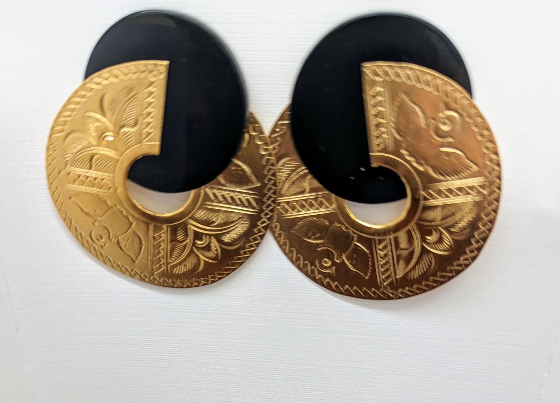 Stamped Circle Earrings W/Black Discs